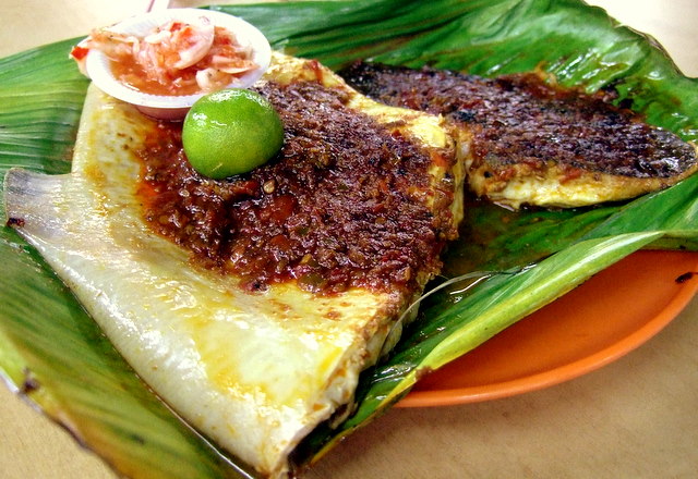 水泳男/flickr cooked stingray with sambal sauce, lime, dipping sauce, on top of a banana leaf