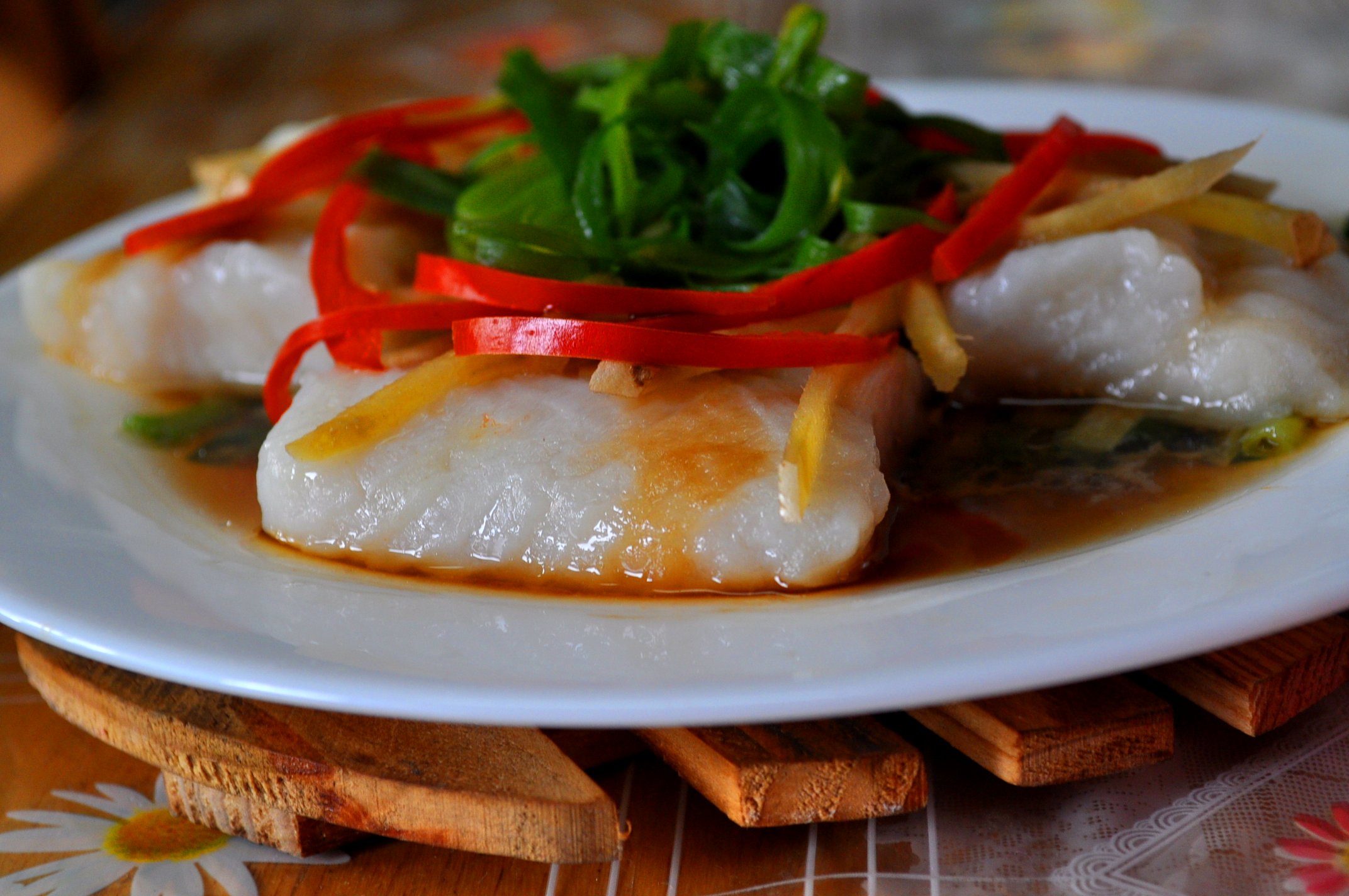 whologwhy/flickr steamed fish with bell pepper and green onion garnish and soy sauce