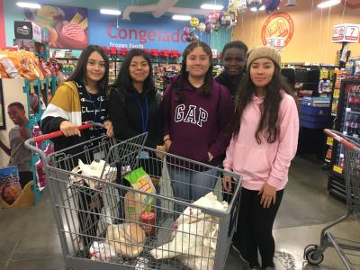 Students shopping for plastic-free lunches
