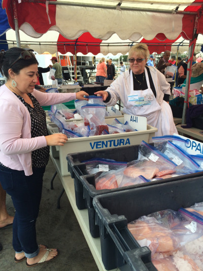 customer purchasing fish from a vendor in ventura