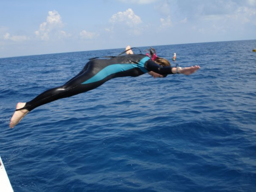 brenna mahoney diving into ocean