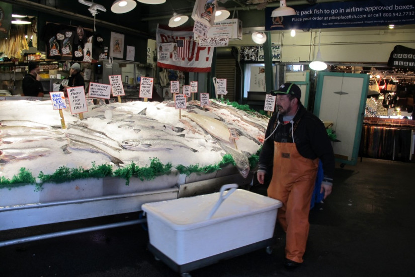 pikes market fish on ice display