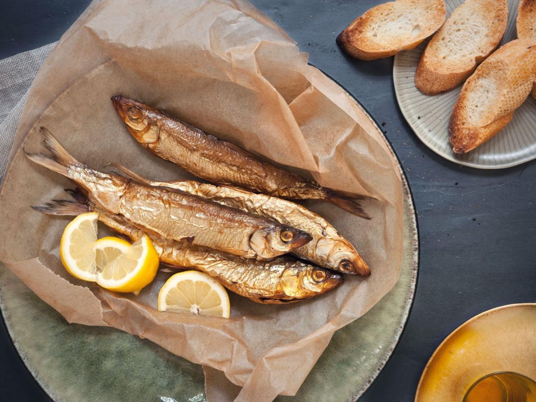 Smoked herring with lemons and toast.